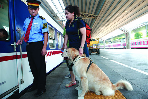 Ping Yali and Lucky attempt to board a train. Photo: Li Hao/GT