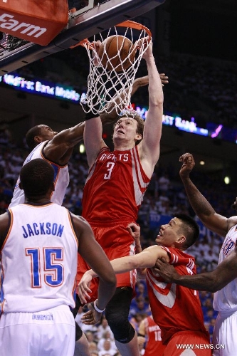 Houston Rockets Omer Asik (C) dunks during Game 2 against Oklahoma City Thunder at the first-round NBA basketball playoff series in Oklahoma City, April 24, 2013. (Xinhua/Song Qiong) 