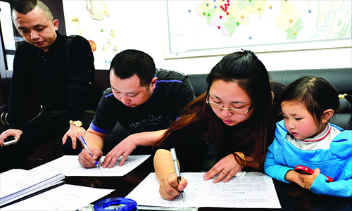 Hu Hongbo (left 2nd) and his wife sign to donate organs of their 10-year-old daughter Hu Yuqing at a hospital in Chongqing on April 8. Photo: CFP