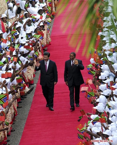 Chinese President Xi Jinping (L) is welcomed while walking with Tanzanian President Jakaya Mrisho Kikwete (R) prior to their meeting, in Dar es Salaam, Tanzania, March 24, 2013. (Xinhua/Zhang Duo) 