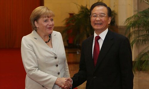Chinese Premier Wen Jiabao (R) shakes hands with visiting German Chancellor Angela Merkel at the Great Hall of the People in Beijing, capital of China, Aug. 30, 2012. Photo: Xinhua