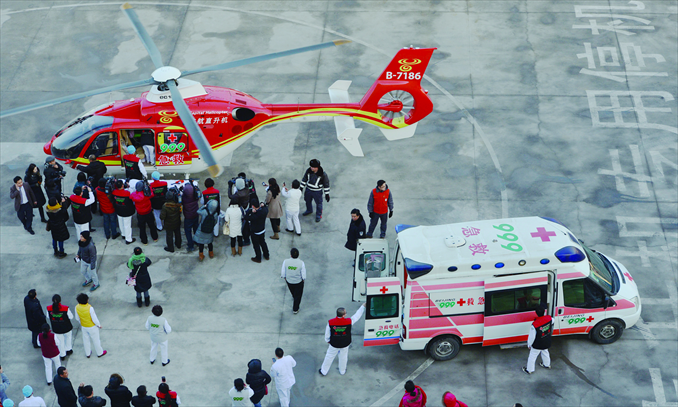 Medical staff carry a girl with leukemia from a helicopter to an ambulance before rushing to a Beijing hospital on December 17, 2012. The transfer, from Shanxi Province to Beijing, was the first joint operation among emergency services 120, 999 and the police's 110 service. Photo: CFP 