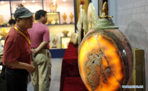 People visit the 2013 Taiwan Trade Fair in Shijiazhuang, capital of north China's Hebei Province, May 16, 2013. The four-day fair attracting more than 180 enterprises from southeast China's Taiwan kicked off here on Thursday. (Xinhua/Zhu Xudong)