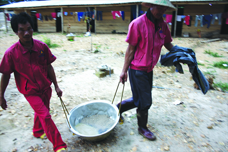 Two Chinese miners take their harvest to a work shed on November 3. Photo: IC