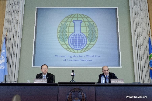 UN Secretary General Ban Ki-moon (L) and Director-General of the Organisation for the Prohibition of Chemical Weapons (OPCW) Ahmet Uzumcu attend a press conference in The Hague, Netherlands, on April 8, 2013. United Nations (UN) inspectors are ready to deploy a mission to Syria within 24 hours to investigate reported chemical weapon attacks in the country, UN Secretary General Ban Ki-moon said on Monday. (Xinhua/Rick Nederstigt) 