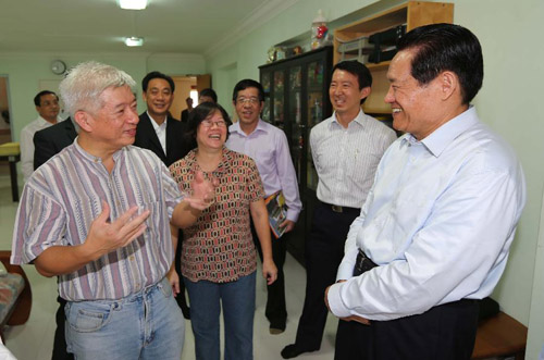 Zhou Yongkang (R, front), a member of the Standing Committee of the Political Bureau of the Communist Party of China Central Committee, inspects a HDB (Housing Development Board) flat community in Toa Payoh as he visits Singaporean Housing Development Board in Singapore, September 22, 2012. Photo: Xinhua