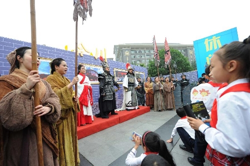 Performers in traditional costumes perform for the opening of the China Tourism Day and the 3rd Western China Tourism Industry Expo, in Chongqing, southwest China, May 19, 2013. Chongqing is the main venue for the 2013 China Tourism Day. (Xinhua/Li Jian)