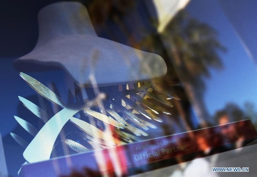 A model of the Golden Palm is seen in a shop of Chopard, a luxury jeweller in central Cannes May 17, 2013. More than one million US dollars worth of jewels due to be lent to movie stars at the Cannes film festival were stolen from a Novotel hotel room in the French Riviera town, a police source said. The jewels were in the safe of the room rented by an employee of Chopard, a luxury jeweller, the source said on condition of anonymity. (Xinhua/Gao Jing) 