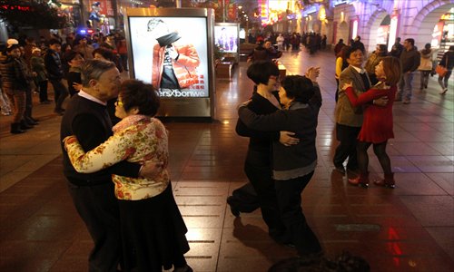 Couples try their traditional two-steps on Nanjing Road East. Photo: Cai Xianmin/GT