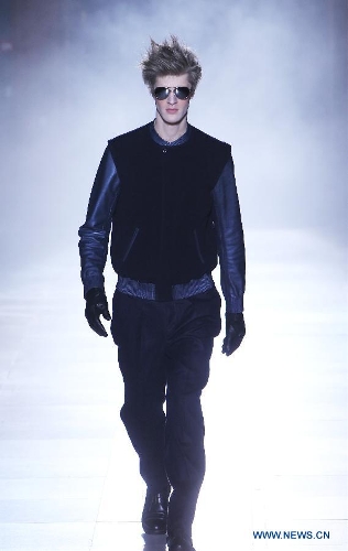 A model displays creations by Japanese designer Arashi Yanagawa for the label John Lawrence Sullivan during the men's Fall-Winter 2013-2014 collection show in Paris, France, Jan. 16, 2013. The 5-day Paris Men's Fashion Week kicked off here on Wednesday. (Xinhua/Gao Jing) 