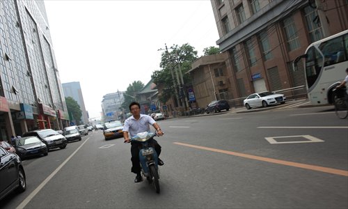  A man rides his e-bike on a main road. Photos: CFP