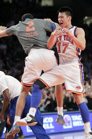 New York's Jeremy Lin (right) celebrates with teammate Landry Fields in the game. Photo: CFP