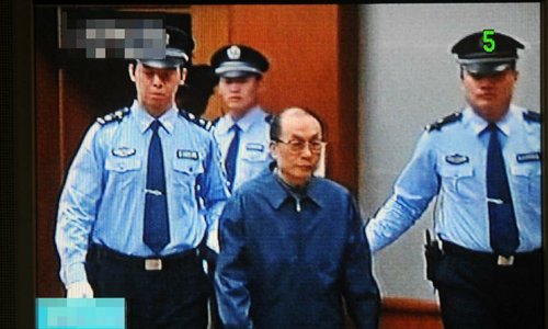 Video grab shows China's former railways minister Liu Zhijun being brought into the Beijing Second Intermediate People's Court in Beijing, capital of China, June 9, 2013. Liu stood trial in the court on Sunday on charges of bribery and abuse of power. Photo: Xinhua
