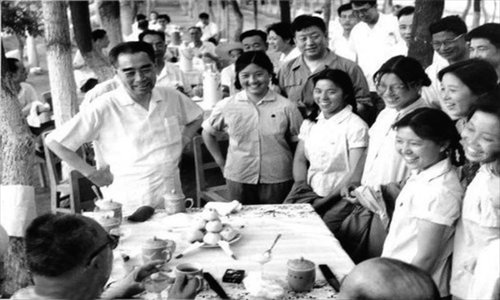 Yang Yongqing (second from left) escorted then premier Zhou Enlai when he visited Shihezi in July 1965. 
