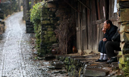 People rests beside a road at Xujiashan village in Ninghai county, southeast China's Zhejiang Province, April 9, 2012. Photo: Xinhua