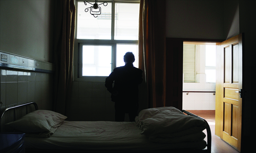 An HIV-positive patient waits for treatment in Yunnan AIDS Care Center in Kunming. Photo: IC