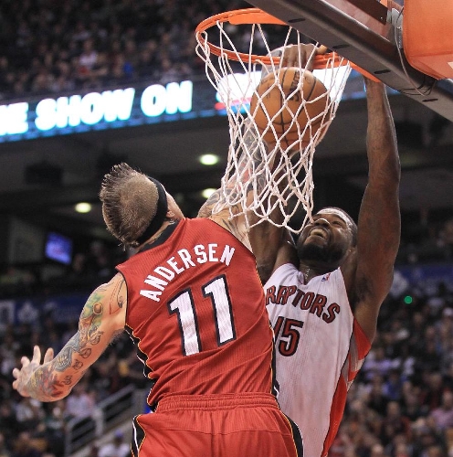 Amir Johnson (R) of Toronto Raptors dunks during the NBA game against Miami Heat at Air Canada Centre in Toronto, Canada, March 17, 2013. Raptors lost 91-108. (Xinhua/Zou Zheng) Related:Heat's winning streak reaches 22 games in victory over RaptorsTORONTO, March 17 (Xinhua) -- The Miami Heat defeated the Toronto Raptors 108-91 to extend their winning streak to 22 games in NBA action on Sunday afternoon.The 22-game streak which started in Toronto on February 3, 2013 also tie the Heat with the 2007-08 Houston Rockets for the second longest winning streak in NBA history. Full story