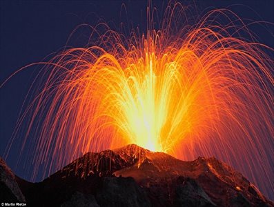 Spectacular lightning volcano captured by photographer 