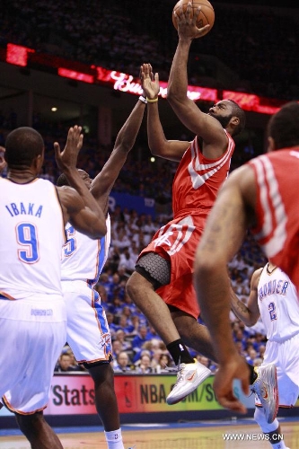 Houston Rockets James Harden (R) shoots during Game 2 against Oklahoma City Thunder at the first-round NBA basketball playoff series in Oklahoma City, April 24, 2013. (Xinhua/Song Qiong) 