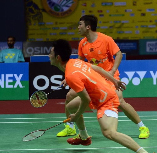 Liu Xiaolong (Front) and Qiu Zihan from China return a ball against Sung Hyun Ko and Yong Dae Lee of South Korea during the men's doubles final of the 2013 India Open badminton tournament in New Delhi, capital of India, April 28, 2013. Liu and Qiu won the championship by 2-0.(Xinhua/Partha Sarkar) 
