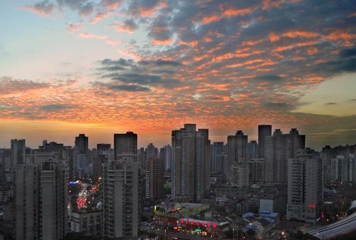 Photo taken on October 12, 2012 shows gorgeous sunglow over the Huangpu River in Shanghai, East China. Photo: Xinhua