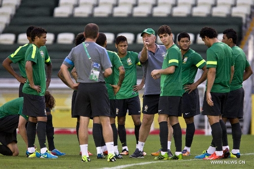 Brazil's head coach Luiz Felipe Scolari (5th R) attends a training session at the Castelao Stadium, in Fortaleza, Brazil, on June 18, 2013. Brazil will face Mexico on Wednesday, in its second match during the the FIFA Confederations Cup Brazil 2013. (Xinhua/Guillermo Arias) 