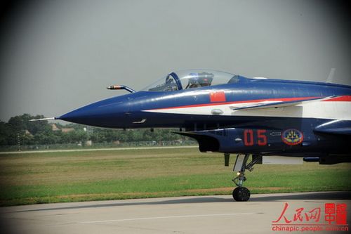 PLA Air Force gives air show and parachute performance in Xi'an, Shaanxi Province, July 11, 2012. Photo: People's Daily Online