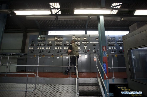 An employee works at a power plant in Puerto Argentino (Port Stanley), on the Malvinas Islands (Falkland Islands), March 13, 2013. The Malvinas Islands have a wind farm with 6 mills generating 33 percent of the electricity consumed by the residents. (Xinhua/Martin Zabala) &nbsp;