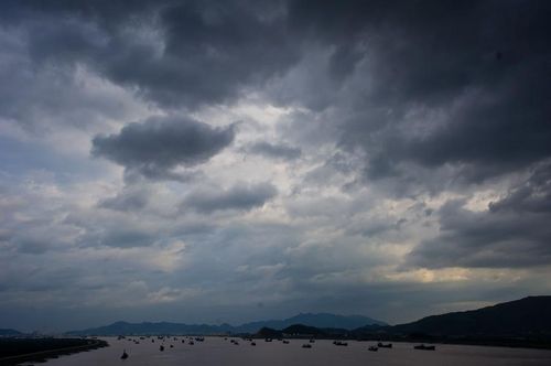 Photo taken on August 6, 2012 shows ships and boats moving back to a harbor in Jiaojiang district of Taizhou, East China's Zhejiang Province. According to the National Marine Environmental Forecasting Center, typhoon Haikui, the 11th tropical storm of the year, is expected to reach the Eastern coastal areas of Zhejiang on August 8. Photo: Xinhua

