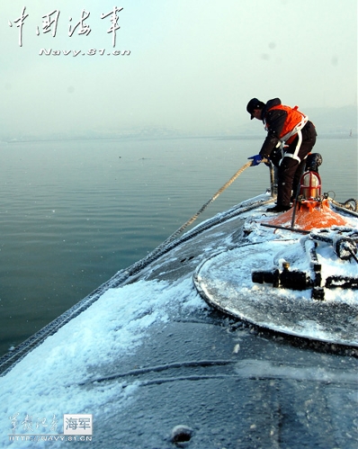 Recently, the officers and men of a submarine flotilla under the North China Sea Fleet of the Navy of the Chinese People's Liberation Army (PLA) conducted routine training. The photo features the scene of the training. (chinamil.com.cn/Li Zhikai)