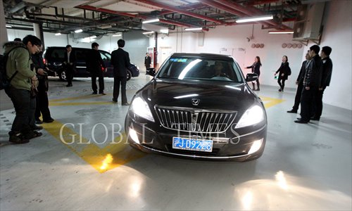 A car bearing South Korean rap star PSY drives into the parking lot of a hotel in Shanghai ahead of a TV performance, January 30, 2013. Photo: Cai Xianmin and Yang Hui/GT