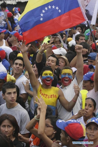 Supporters of opposition presidential candidate Henrique Capriles attend a rally in Valencia, Carabobo State, Venezuela, April 9, 2013. (Xinhua/Juan Carlos Hernandez)