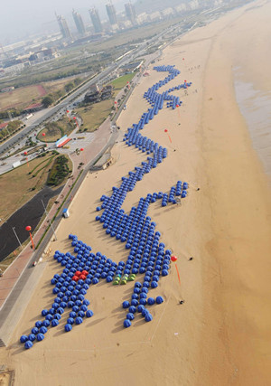 A total of 900 tents form the image of a dragon on a beach in Qingdao, Shandong Province on Saturday. Workers from the Guinness World Records went to the scene and certified the dragon as the world’s largest tent diagram. Photo: CFP