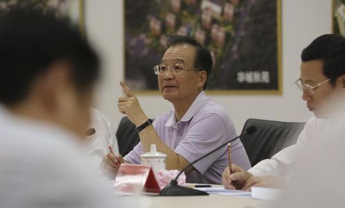 Chinese Premier Wen Jiabao (C) talks with people in charge of the construction of Shuangqingxinjiayuan, the largest affordable housing project of Tianjin, in Tianjin, north China, August 31, 2012. Wen inspected the construction of affordable housing in Tianjin on Friday. Photo: Xinhua