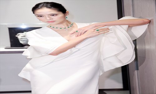 Actress Bianca Bai shows off her jewelry. Photos: CFP