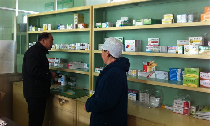 Inset: Shi Huaiqing gives out medicine to an elderly patient in his village clinic on February 14 in Luochuan county, Shaanxi Province. Photo: Zhang Zhilong/GT