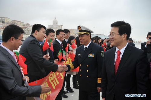 Li Xiaoyan (C), commander of the 13th Escort Taskforce of the Chinese navy, receives welcome upon arriving at Lisbon, Portugal, April 15, 2013. The 13th escort taskforce of the Chinese navy arrived in Lisbon on Monday, for a five-day goodwill visit to the country. (Xinhua/Zhang Liyun) 