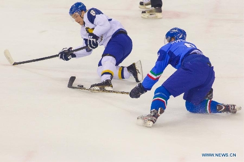 Talgat Zhailauov (L) of Kazakhstan vies with Armin Hofer of Italy during a match at the IIHF Ice Hockey World Championship Division I Group A in Budapest, Hungary, on April 20, 2013. Kazakhstan beat Italy 3-0. (Xinhua/Attila Volgyi) 