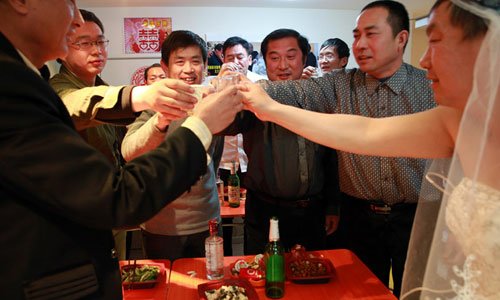 Friends and relatives gather to drink the couple's good health. Photo: ifeng.com