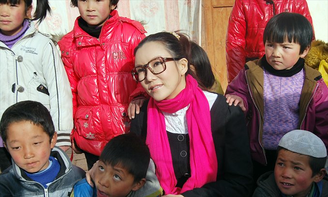Hong Kong actress Peng Dan, also a CPPCC member, visits a primary school in Gansu Province on January 31. Photo: CFP