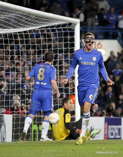 Chelsea's Fernando Torres (R) celebrates scoring during the UEFA Europa League quarter-final first leg football match against Rubin Kazan in London, capital of Britain, on April 4, 2013. Chelsea won the match 3-1. (Xinhua/Tang Shi) 
