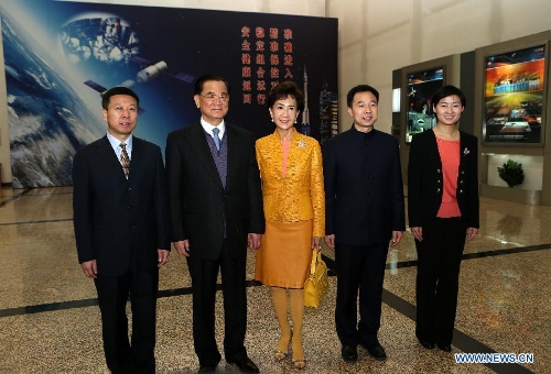 Honorary Chairman of the Kuomintang Lien Chan (2nd L) and his wife Lien Fangyu (C) pose for photo with the Shenzhou-9 astronauts Jing Haipeng (2nd R), Liu Wang (1st L) and Liu Yang (1st R) at a space center in Beijing, capital of China, Feb. 27, 2013. Lien Chan visited a Beijing-based space center on Wednesday. (Xinhua/Jin Liwang) 