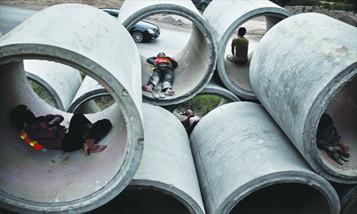 Construction workers rest in pipes. Photo: Zhou Pinglang/Tencent News