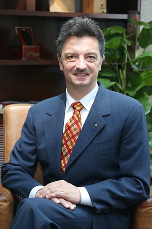 Jan Buettgen believes good service comes from the heart. Photo:Courtesy of Grand Millennium Beijing