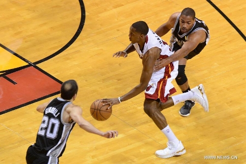 Mario Chalmers (C) of Miami Heat controls the ball during Game 6 of the NBA Finals against San Antonio Spurs in Miami, the United States, June 18, 2013. Miami won 103-100.(Xinhua/Wang Lei) 