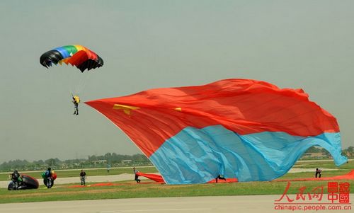 PLA Air Force gives air show and parachute performance in Xi'an, Shaanxi Province, July 11, 2012. Photo: People's Daily Online