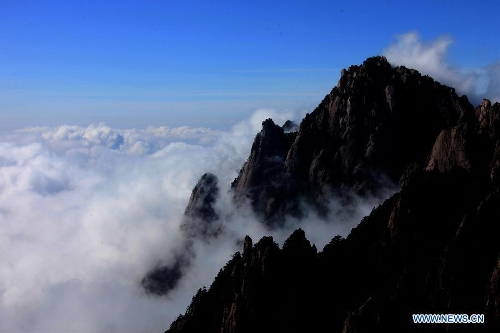 Photo taken on May 19, 2013 shows the sea of clouds at the Huangshan Mountain scenic spot in Huangshan City, east China's Anhui Province. (Xinhua/Shi Guangde)
