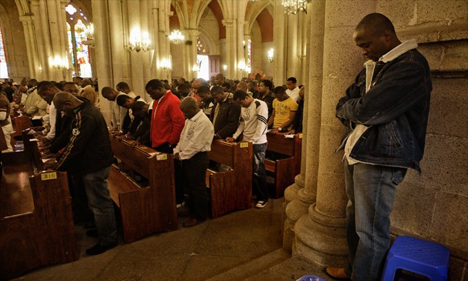 Africans, Chinese and others attend a Mass on December 14, 2008, in the cathedral in Guangzhou, Guangdong Province. Photo: CFP