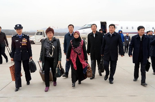 &nbsp;Deputies to the 12th National People's Congress (NPC) from northwest China's Ningxia Hui Autonomous Region arrive in Beijing, capital of China, March 2, 2013. The first session of the 12th NPC is scheduled to open in Beijing on March 5. (Xinhua/Li Tao)