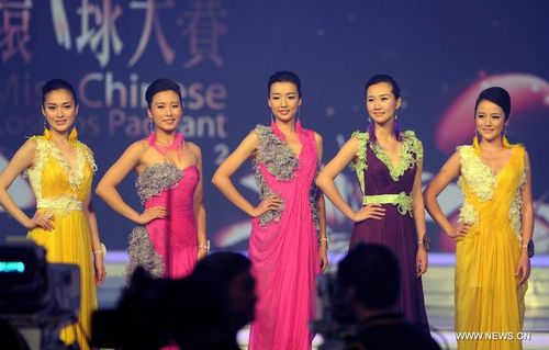 Top five contestants in the finale of 2012 Miss Chinese Cosmos Pageant pose on the stage in South China's Hong Kong, October 27, 2012. A total of twelve contestants participated in the finale. Zhang Ziqi from Australia Region claimed the crown. Photo: Xinhua
